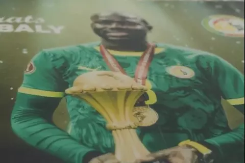 في حضور ياسين بونو.. الهلال يحتفل بكوليبالي بعد فوزه بكأس أفريقيا (صور)
